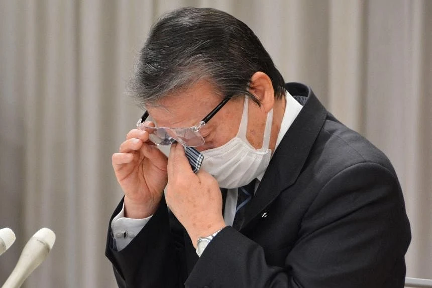 Thị trưởng Hideo Kojima lau nước mắt khi phát biểu trong cuộc họp báo ở thị trấn Ginan, tỉnh Gifu, ngày 28/2. ẢNH: AFP