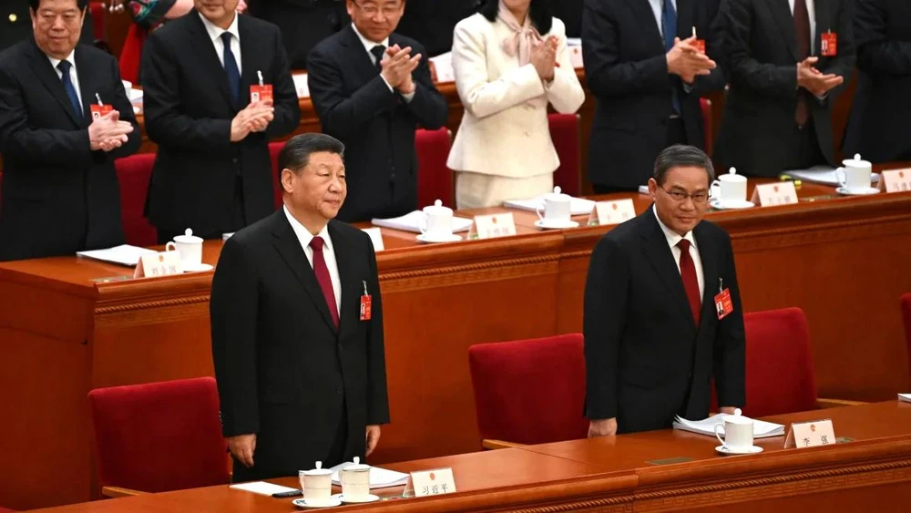 Lãnh đạo Trung Quốc Tập Cận Bình (trái) và Thủ tướng Lý Cường (phải) tại phiên khai mạc Đại hội đại biểu nhân dân toàn quốc ở Bắc Kinh ngày 5/3. Hình ảnh Greg Baker/AFP/Getty