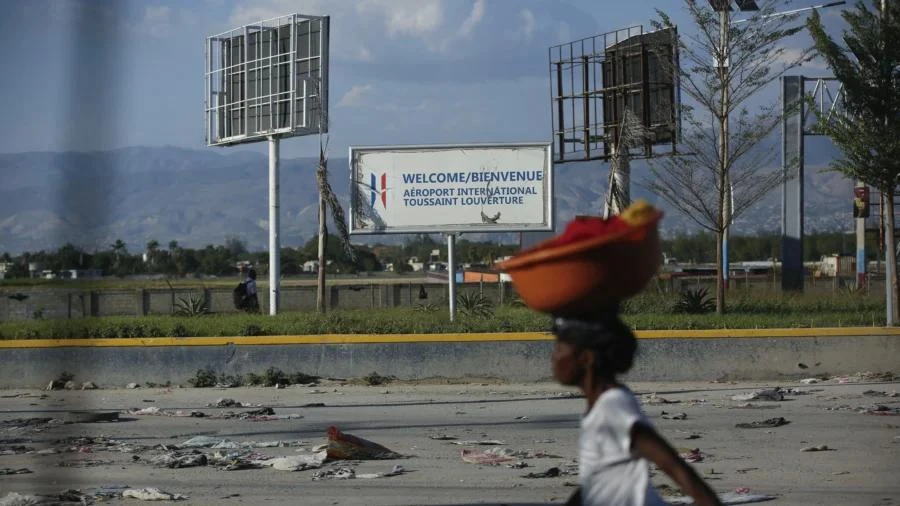 Một người đi bộ đi ngang qua sân bay quốc tế ở Port-au-Prince, Haiti, vào ngày 4/3/2024. (Ảnh Odelyn Joseph / AP)