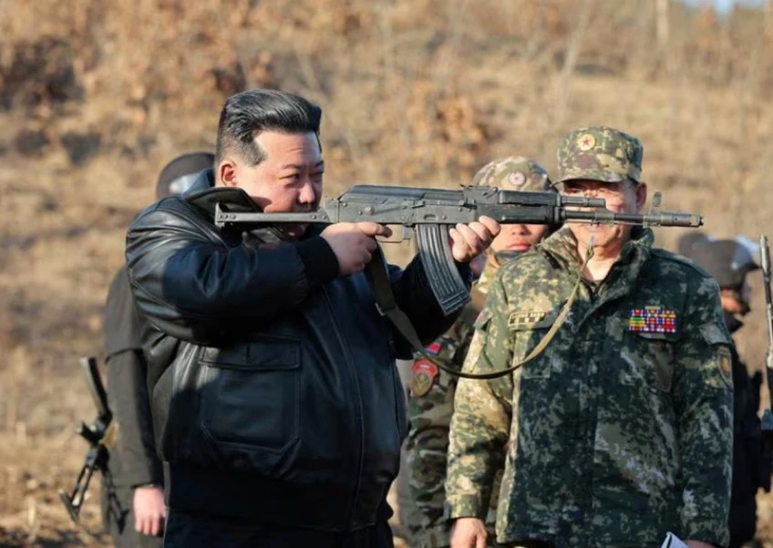 Nhà lãnh đạo Triều Tiên Kim Jong-un cầm súng trong khi thị sát hoạt động huấn luyện quân sự tại một căn cứ hoạt động quân sự lớn ở khu vực phía Tây của đất nước. Hình ảnh được Thông tấn xã Trung ương Triều Tiên phát hành vào ngày 7/3/2024. ẢNH: KCNA qua Reuters