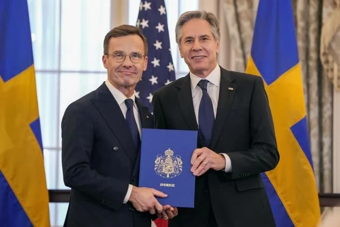 Thủ tướng Thụy Điển Ulf Kristersson (trái) bàn giao văn kiện gia nhập NATO cho Ngoại trưởng Mỹ Antony Blinken (phải). Ảnh: AP