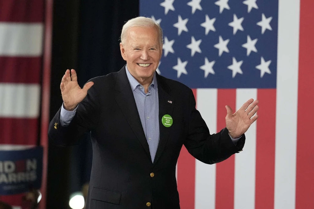 Tổng thống Mỹ Joe Biden vẫy tay chào người ủng hộ. Ông đã đảm bảo đủ số đại biểu cho sự đề cử của Đảng Dân chủ.