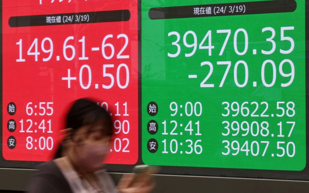 Một màn hình hiển thị giá chỉ số Nikkei Stock Average tại Tokyo vào ngày 19 tháng 3 năm 2024 sau khi Ngân hàng Nhật Bản thông báo hủy bỏ các biện pháp nới lỏng tiền tệ quy mô lớn và dỡ bỏ chính sách lãi suất âm. Ảnh: Yomiuri Shimbun qua AFP