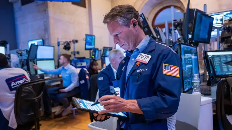 Dow Jones trượt hơn 300 điểm; Giá dầu gần như đi ngang