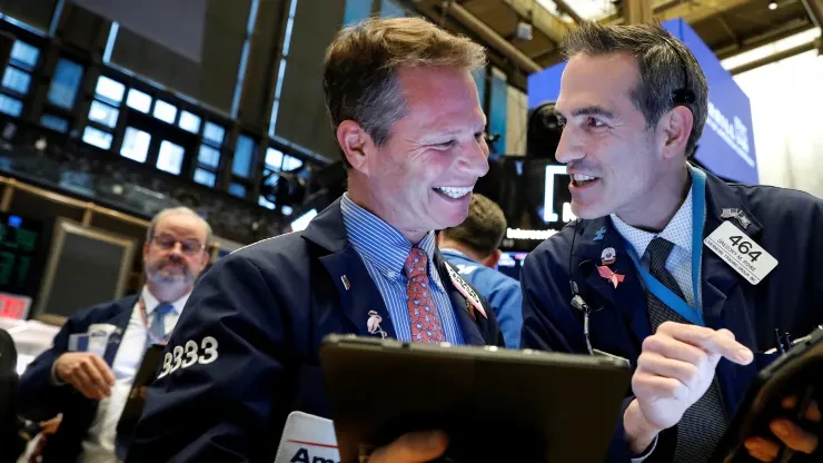 S&P 500 lập kỷ lục mới; Dầu nối dài đà giảm giá