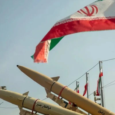 Iran và đồng minh đồng loạt tấn công Israel, khuyên Mỹ 'tránh xa'