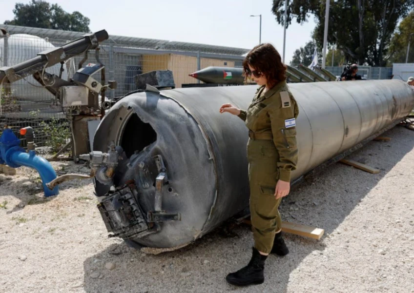 Quân đội Israel trưng bày tên lửa đạn đạo của Iran mà họ lấy được từ Biển Chết. ẢNH: Reuters
