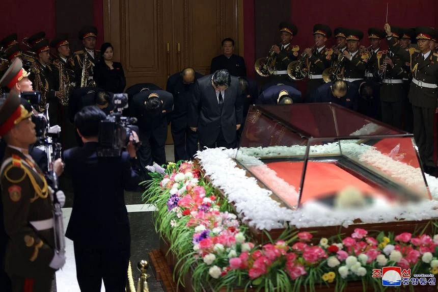 Lãnh đạo Triều Tiên Kim Jong Un (giữa) cùng các quan chức cấp cao bày tỏ sự chia buồn tới ông Kim Ki Nam qua đời hôm 7/5. ẢNH: AFP