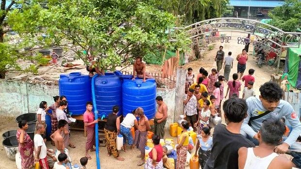 Người dân thị trấn Ponnagyun ở bang Rakhine nhận nước quyên góp từ Hội Thanh niên Ponnagyun vào ngày 10/5/2024.