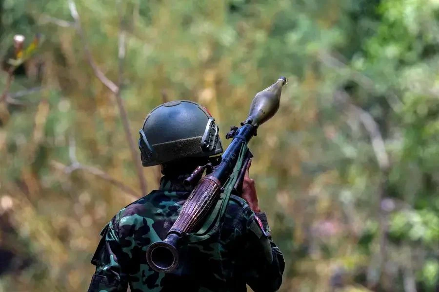 Một người lính của Quân đội Giải phóng Quốc gia Karen (KNLA) mang súng phóng RPG tại căn cứ quân sự Myanmar tại làng Thingyan Nyi Naung ở ngoại ô Myawaddy, thị trấn biên giới Thái Lan-Myanmar, vào ngày 15 tháng 4 năm 2024. Athit Perawongmetha / Reuters