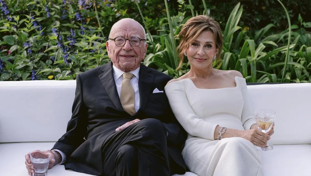 Hình ảnh này do News Corp. cung cấp cho thấy Rupert Murdoch và Elena Zhukova đang tạo dáng chụp ảnh, Thứ Bảy, ngày 1/6/2024 trong lễ cưới của họ tại khu vườn nho của ông ở Bel Air, California.