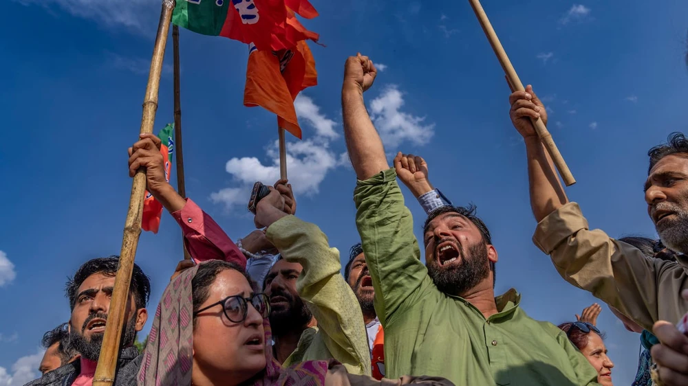 Những người ủng hộ Đảng Bharatiya Janata (BJP) hô khẩu hiệu khi ăn mừng sự dẫn đầu của đảng mình trong cuộc kiểm phiếu bên ngoài văn phòng đảng ở Srinagar, Kashmir do Ấn Độ kiểm soát. Ảnh / AP