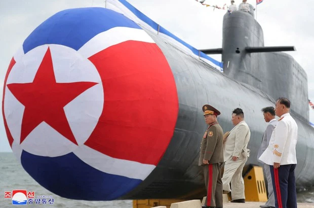 Nhà lãnh đạo Triều Tiên Kim Jong Un tham dự sự kiện mà truyền thông nhà nước đưa tin là lễ hạ thủy tàu ngầm tấn công hạt nhân chiến thuật mới ở Triều Tiên, trong bức ảnh do Hãng thông tấn Trung ương Triều Tiên (KCNA) công bố vào ngày 8/9/2023.