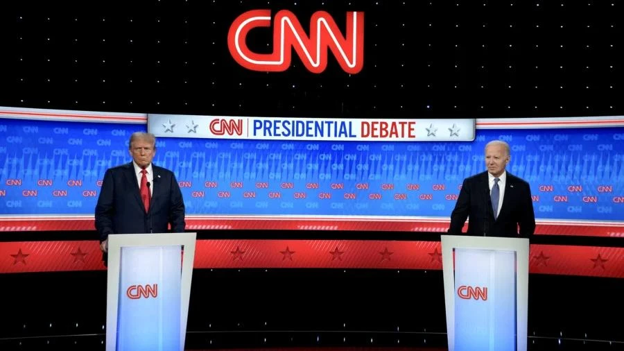 Tổng thống Joe Biden (phải) và ứng cử viên tổng thống đảng Cộng hòa, cựu Tổng thống Donald Trump tham gia Cuộc tranh luận tổng thống của CNN tại CNN Studios ở Atlanta vào ngày 27 tháng 6 năm 2024. (Andrew Harnik/Getty Images)