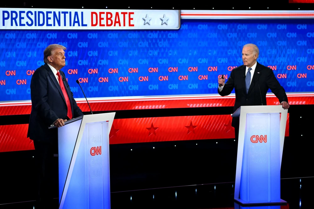 Tổng thống Hoa Kỳ Joe Biden và cựu tổng thống Donald Trump đối đầu trực diện trong cuộc tranh luận trên truyền hình CNN (Ảnh: Andrew Caballero-Reynolds/Getty)