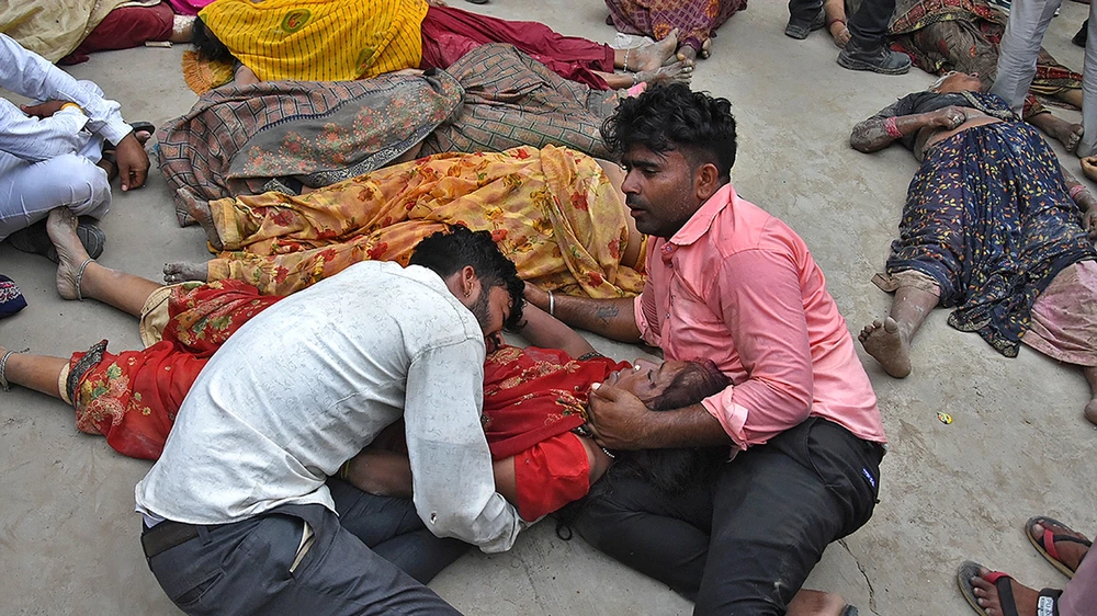 Những người dân đang thương tiếc bên cạnh thi thể của người thân bên ngoài bệnh viện Sikandrarao ở quận Hathras, cách Lucknow, Ấn Độ khoảng 217 dặm về phía tây nam, vào thứ Ba, ngày 2/7/2024. 