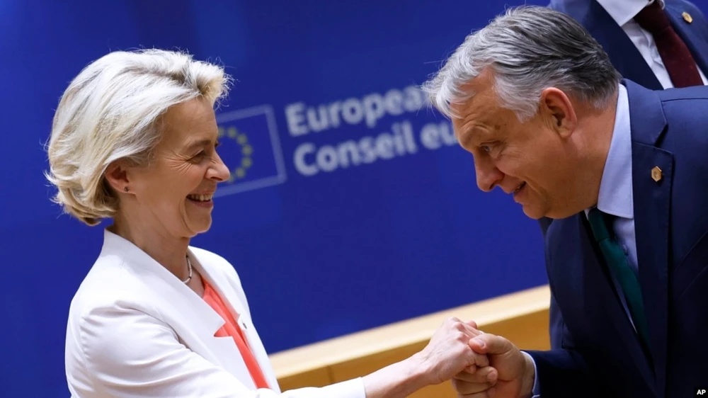 Chủ tịch Ủy ban châu Âu Ursula von der Leyen (trái) và Thủ tướng Hungary Viktor Orban