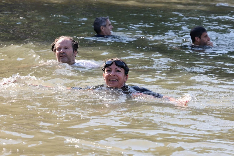 Thị trưởng Paris Anne Hidalgo bơi trên sông Seine để chứng minh rằng dòng sông đủ sạch. Hình ảnh: JOEL SAGET/Pool qua REUTERS