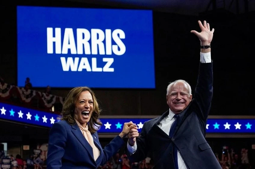 Phó Tổng thống Mỹ Kamala Harris và Thống đốc bang Minnesota Tim Walz tại một cuộc vận động tranh cử ở Philadelphia, Pennsylvania, ngày 6/8. ẢNH: Reuters