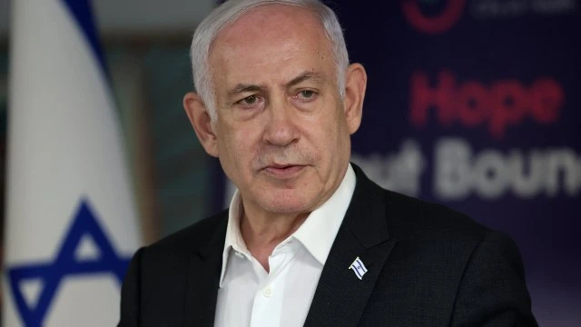 Ông Benjamin Netanyahu phát biểu trong một cuộc họp báo tại Trung tâm y tế Sheba Tel-HaShomer vào tháng 6. (Ảnh: Jack Guez-Pool/ Getty Images)