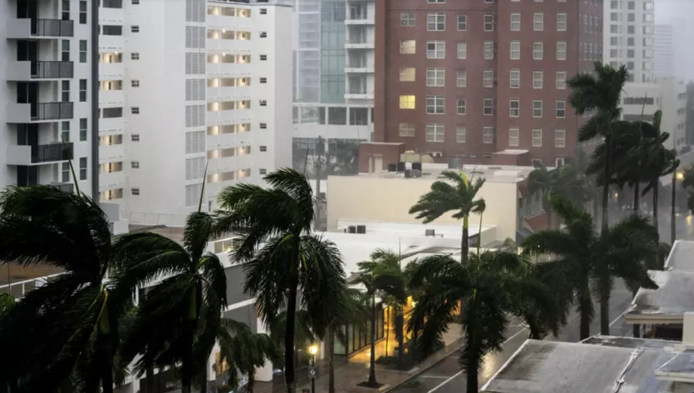 Gió và mưa tấn công khu vực khi Bão Milton tiến gần vào ngày 9/10 tại Sarasota, Florida. © Sean Rayford, Getty Images/AFP