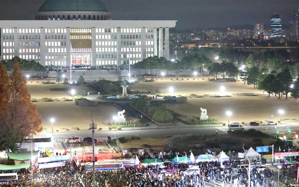 Người dân tụ tập bên ngoài Tòa nhà Quốc hội ở Seoul. Ảnh: YONHAP / AFP