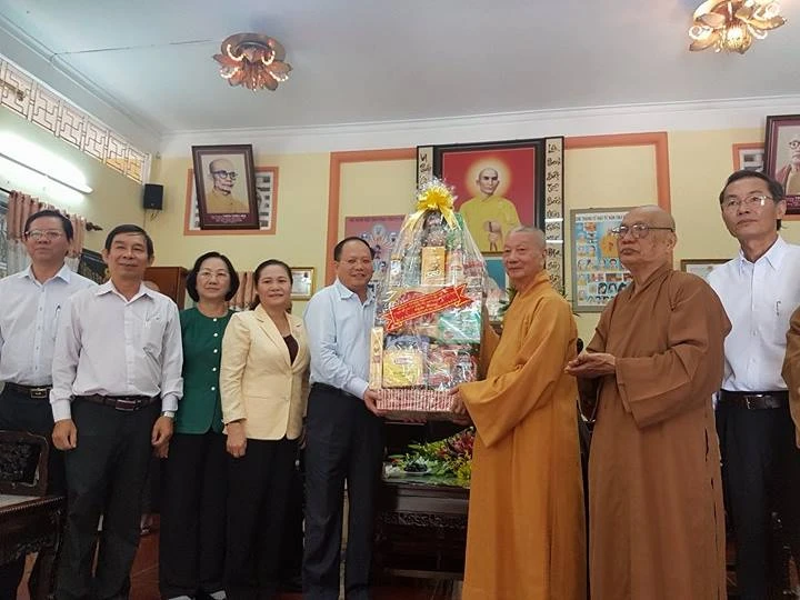 Phó Bí thư Thường trực Thành ủy TPHCM Tất Thành Cang và các thành viên trong đoàn chúc mừng chư tôn đức Ban Trị sự Giáo hội Phật giáo Việt Nam TPHCM. Ảnh: HOÀI NAM