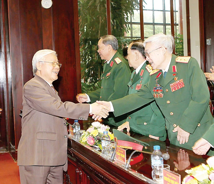 Tổng Bí thư Nguyễn Phú Trọng, Bí thư Quân ủy Trung ương với các đại biểu dự Lễ kỷ niệm 100 năm Ngày sinh Đại tướng Văn Tiến Dũng