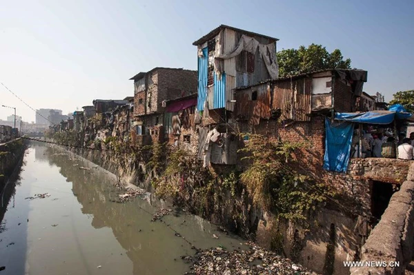 Người dân nghèo sinh sống ở các khu ổ chuột ở Mumbai