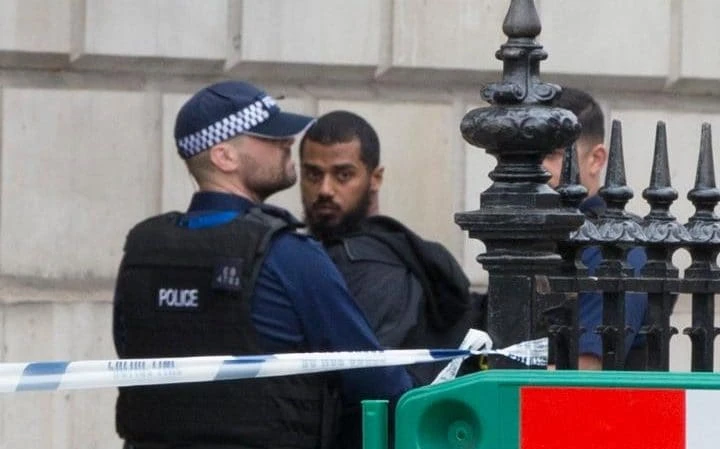 Nghi phạm mang dao bị bắt gần văn phòng Thủ tướng Anh ngày 27-4-2017. Ảnh: The Telegraph