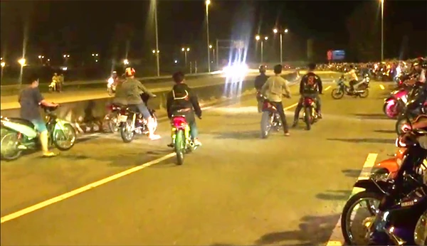 Một nhóm “quái xế” chuẩn bị đua trên đường dẫn cao tốc TPHCM - Trung Lương