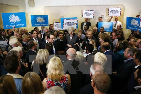 Thủ tướng Theresa May gặp gỡ những người ủng hộ tại Dudley, West Midlands. (Nguồn: AFP/TTXVN
