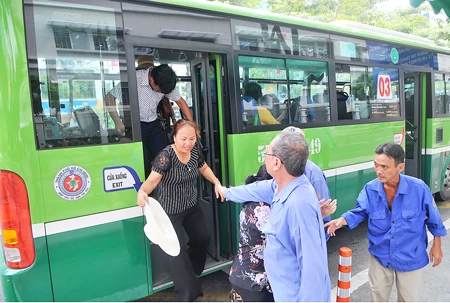 Hành khách đi xe buýt HTX Vận tải 19-5 Ảnh: THÀNH TRÍ