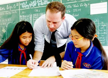 Giáo viên nước ngoài hướng dẫn học sinh Trường THCS Trần Quốc Toản, quận 2 làm bài tập