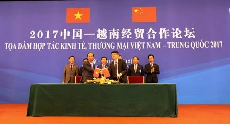 Ông Mai Hoài Anh – Giám đốc điều hành Kinh doanh Viamilk ký kết bản ghi nhớ hợp tác với đối tác Trung Quốc dưới sự chứng kiến của Lãnh đạo chính phủ và Bộ ngành hai nước. 
