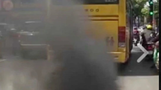 Hình ảnh xe buýt "5 sao" xả khói đen mù mịt mà báo SGGPO phản ánh
