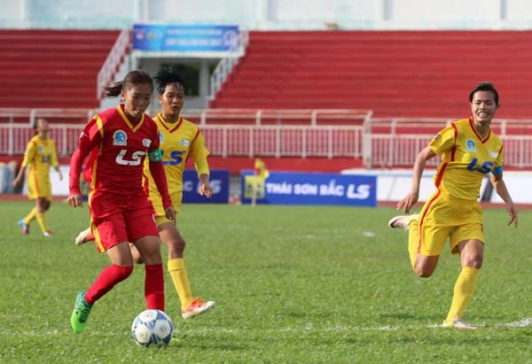 Quả bóng vàng nữ 2016 Huỳnh Như (trái) có cú đúp góp vào chiến thắng tưng bừng của TPHCM I. Ảnh: Dũng Phương
