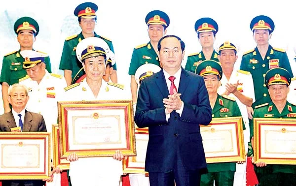 Chủ tịch nước Trần Đại Quang trao giải thưởng cho các tác giả, đồng tác giả có công trình xuất sắc trong lĩnh vực quốc phòng