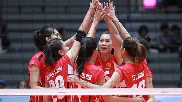 Tinh thần đoàn kết chính là sức mạnh của đội tuyển U23 nữ Việt Nam. Ảnh: Thiên Hoàng