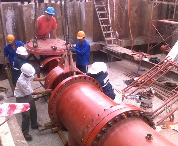 Công nhân Sawaco thi công lắp đặt đường ống dẫn để cung cấp nước sạch cho người dân thành phố