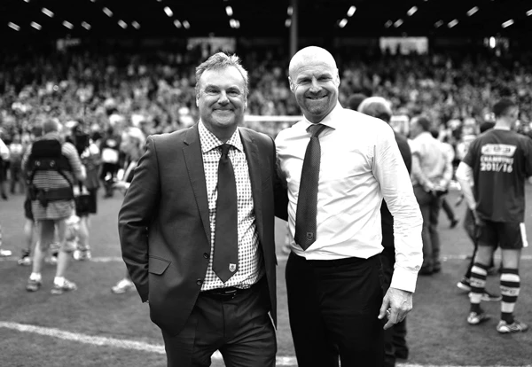 Chủ tịch Mike Garlick (trái) hy vọng Sean Dyche sẽ tiếp tục gắn bó với Burnley.