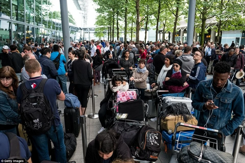 Hàng ngàn hành khách của British Airway chờ đợi tại sân bay Heathrow, ngày 27/5. 