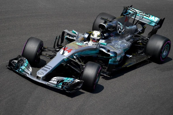 Xe đua của Lewis Hamilton gặp trục trặc về động cơ trong suốt chặng đua ở Monaco.