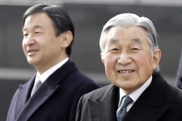 Nhật hoàng Akihito (phải) và Thái tử Naruhito. (Nguồn: AP)