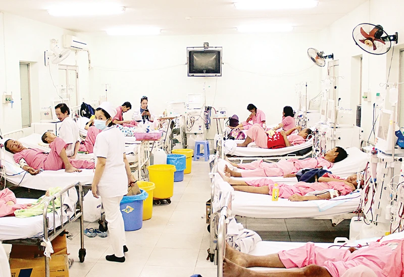 Bệnh nhân chạy thận nhân tạo tại Bệnh viện Chợ Rẫy Ảnh: PHẠM AN