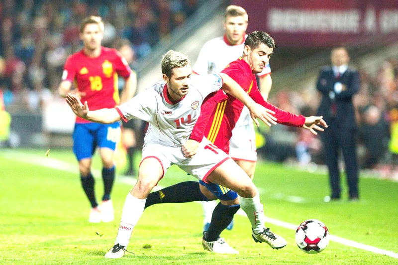 Tây Ban Nha (phải) không khó vượt qua Macedonia.