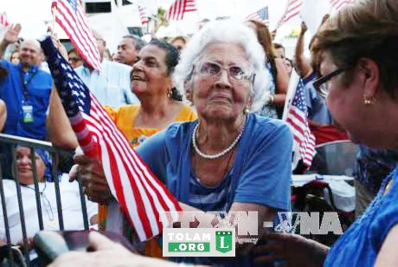 Người dân Puerto Rico vui mừng sau khi kết quả ủng hộ quy chế trở thành bang thứ 51 của Mỹ được công bố ngày 11/6. Ảnh: EPA/TTXVN