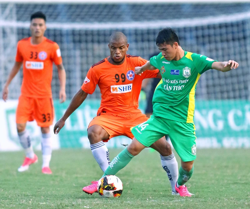 Đà Nẵng (trái) sẽ “dễ thắng” trước một Cần Thơ đang muốn đá cho xong để chuẩn bị mục tiêu trụ hạng V-League Ảnh: Dương Thu