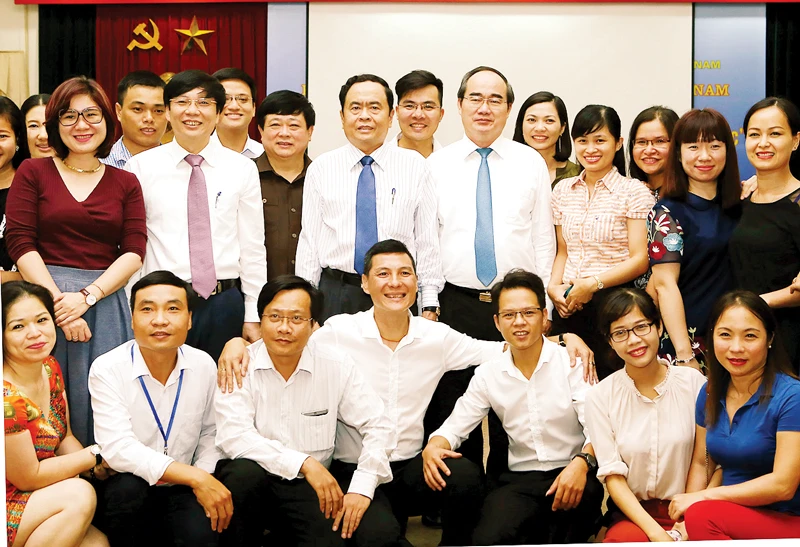 Đồng chí Nguyễn Thiện Nhân, Ủy viên Bộ Chính trị, Chủ tịch Ủy ban Trung ương Mặt trận Tổ quốc Việt Nam, Bí thư Thành ủy TPHCM và các nhà báo
