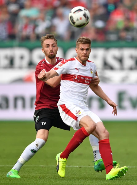  Tiền đạo Simon Terodde (phải) đã cam kết gắn bó tương lai với Stuttgart.